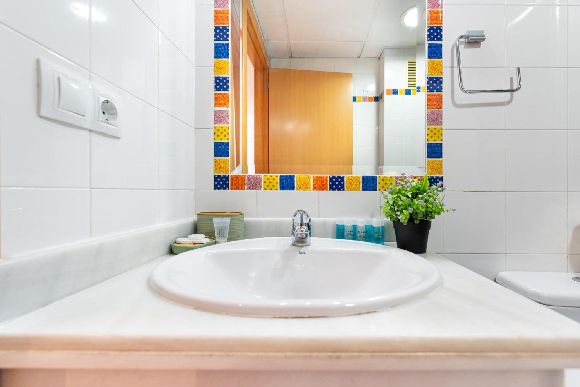 Wintowinrentals Quiet Apartment, Good Location, Free Parking Малага Екстер'єр фото